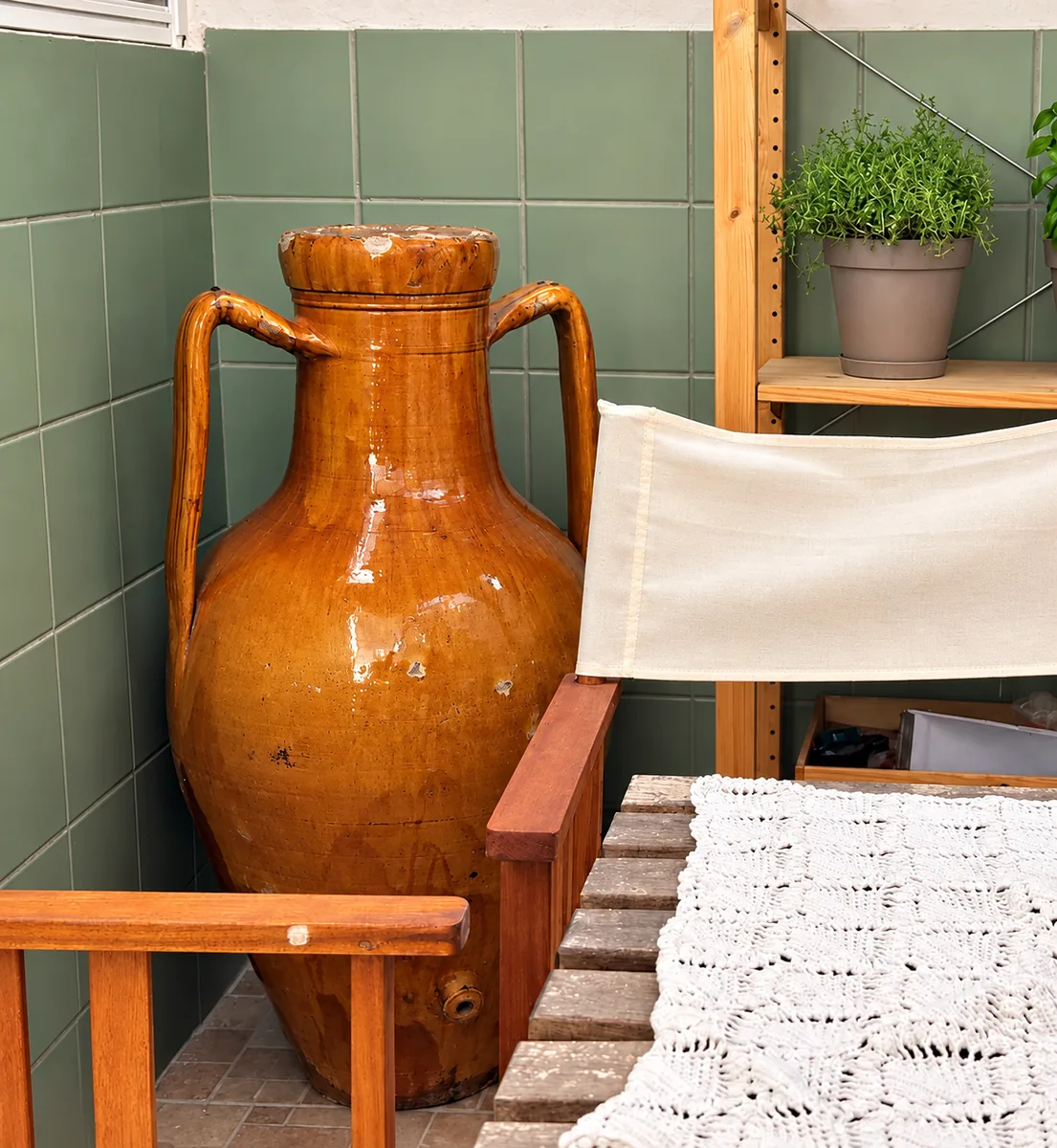 Traditionelle apulische Amphore im Patio