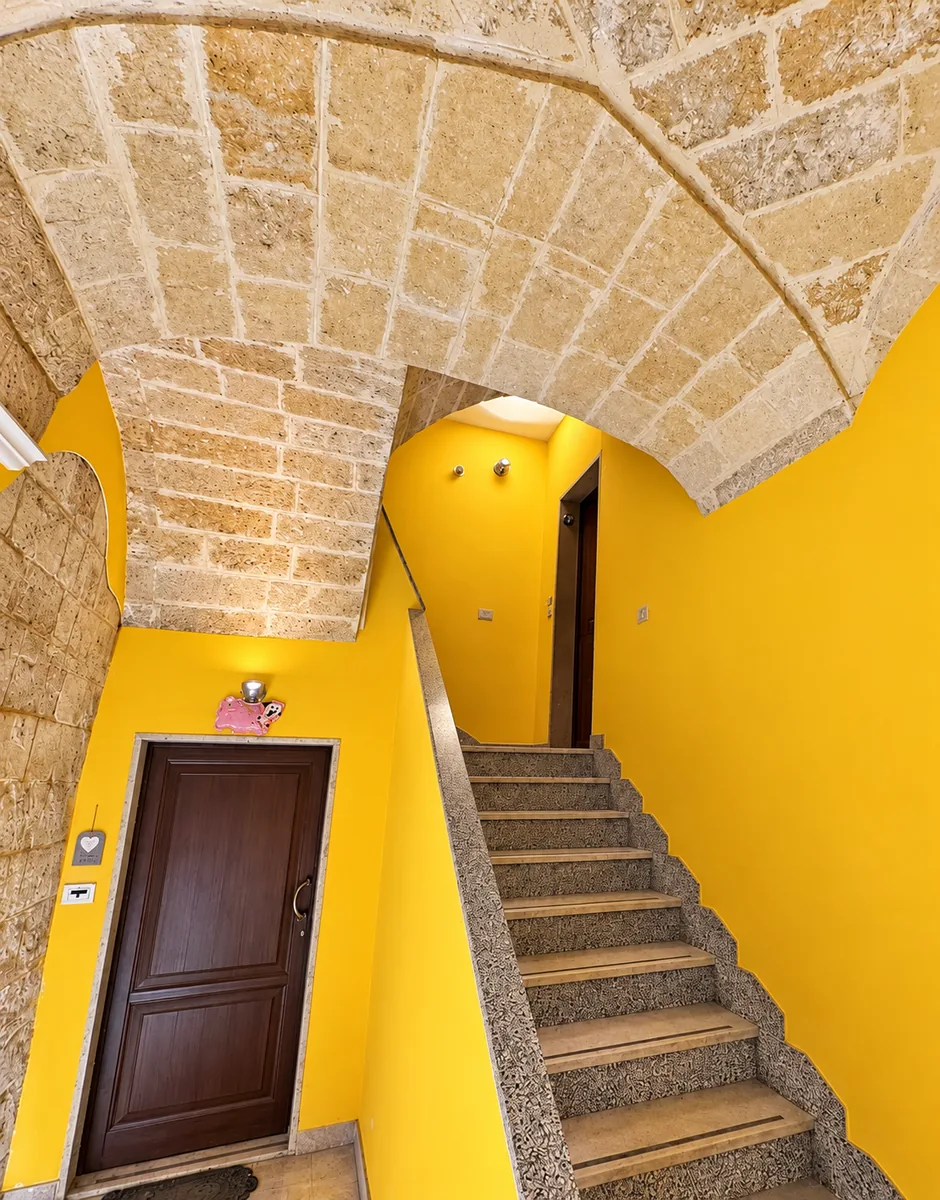 Eingang mit Steingewölbe und Treppe