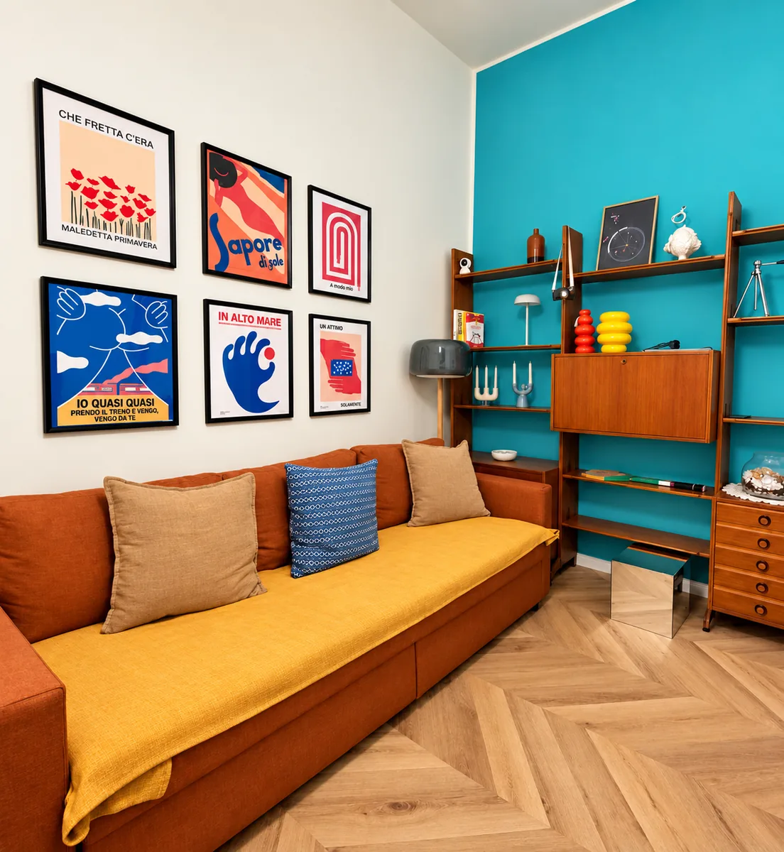 Wohnzimmer der Ferienwohnung BDS House in Brindisi mit türkiser Wand und Sofa in Terrakotta
