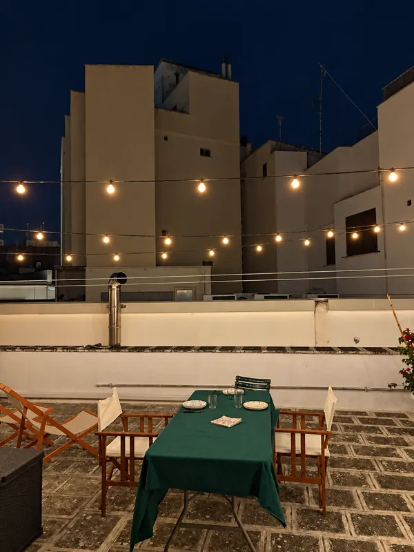 Dachterrasse des BDS House bei Nacht mit Lichterketten, Altstadt von Brindisi