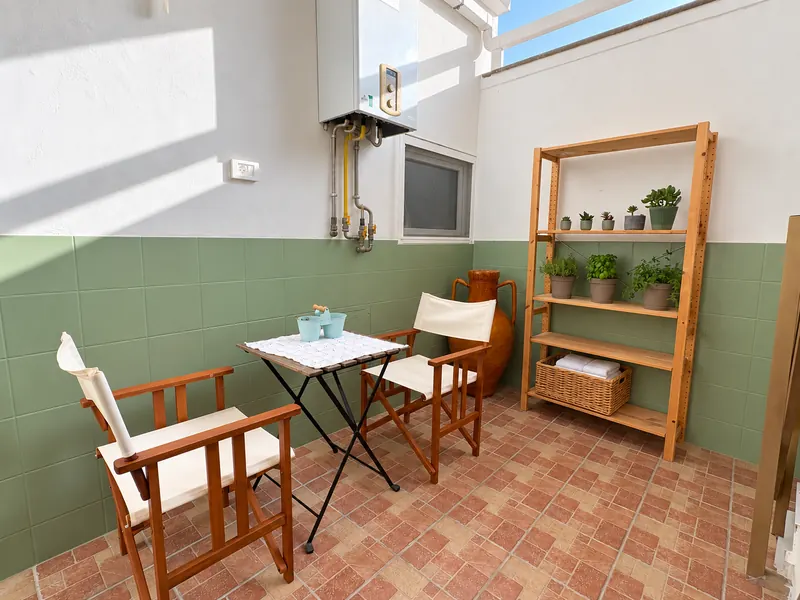 Die kleine private Terrasse des BDS House mit Tisch für zwei