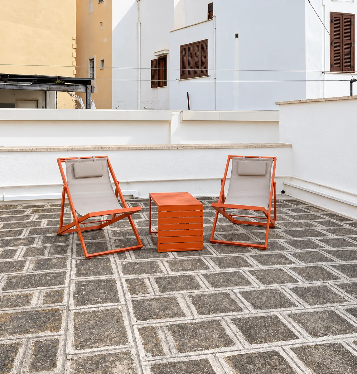 Private Terrasse mit Liegestühlen im BDS House in der Altstadt von Brindisi