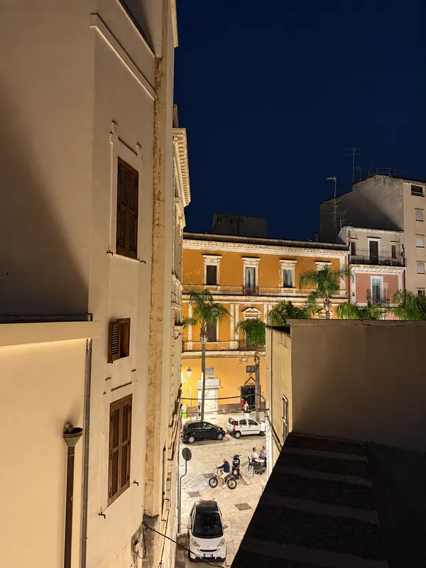 Nachtblick über die Dächer der Altstadt von Brindisi von der Terrasse
